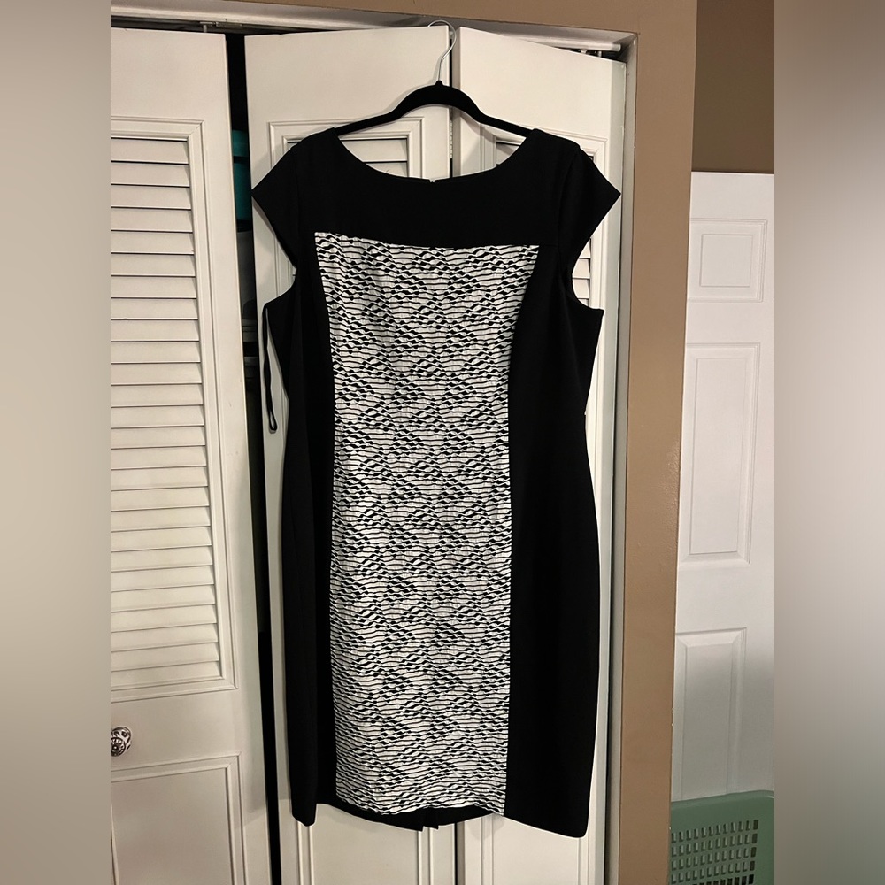 Black and white Jones Studio cap sleeve sheath dress